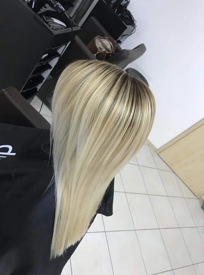 Blond účes focený z profilu