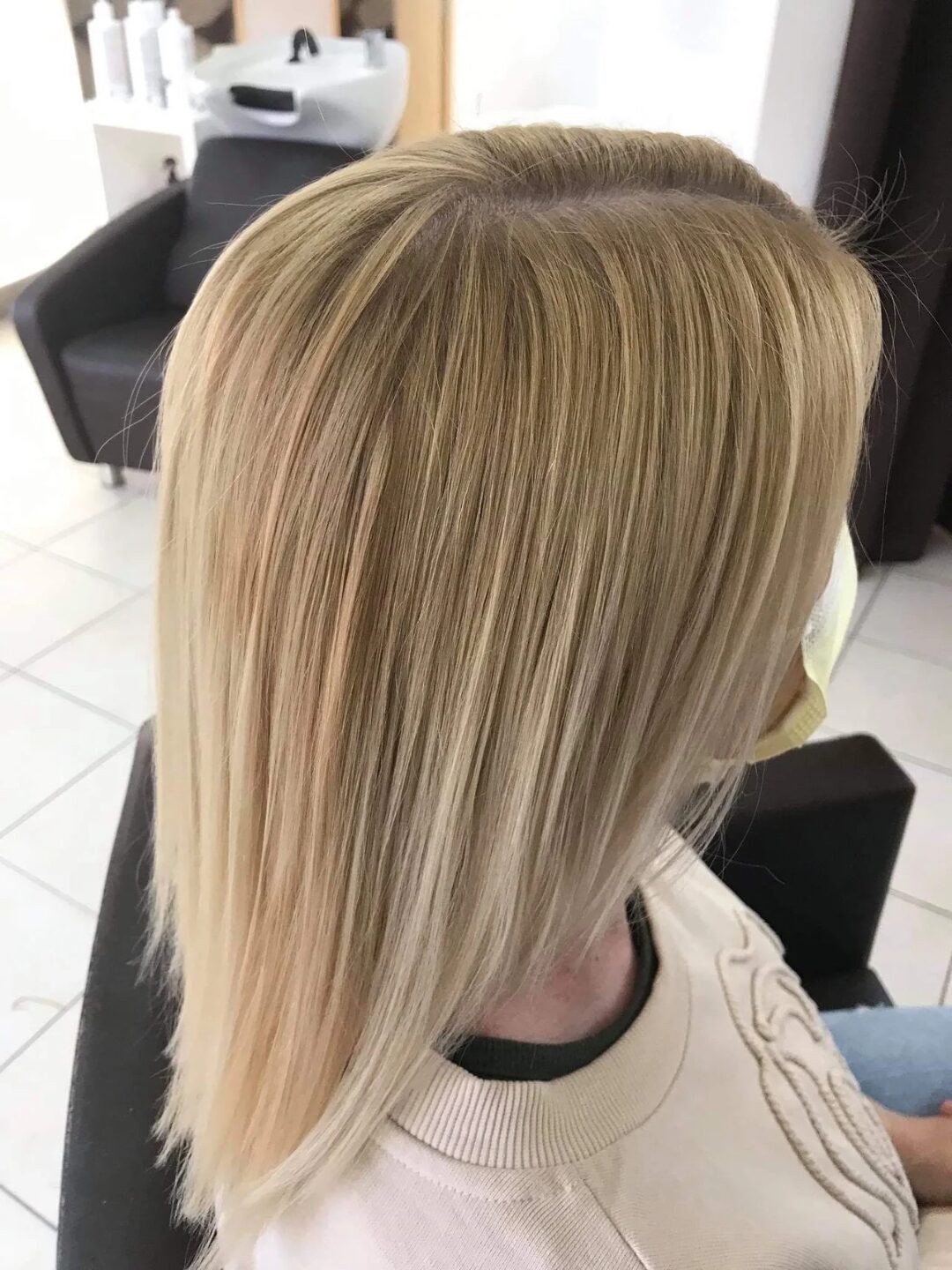 Přirozený blond střih po foukané