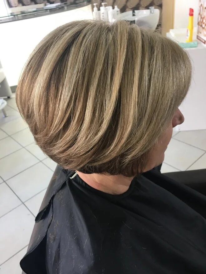 Krátký vrstvený blond střih po úpravě