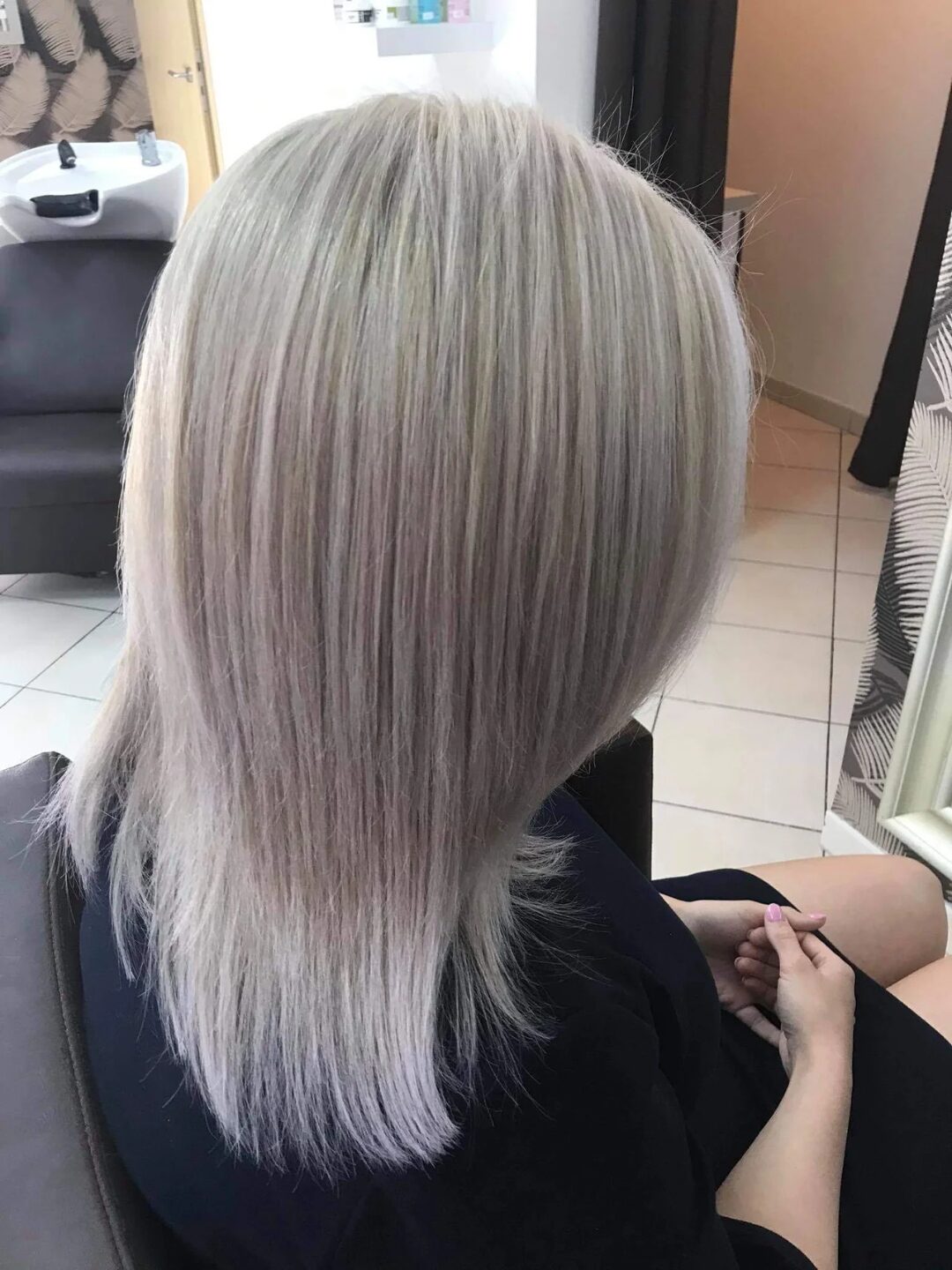 Světlý blond účes s jemným tónováním