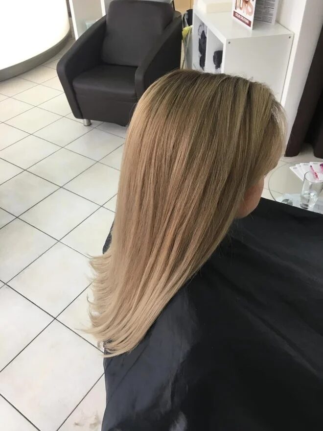 Dlouhé blond vlasy po úpravě v salonu