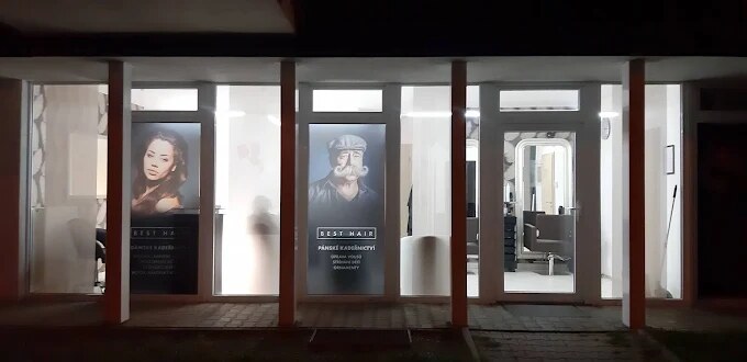 Večerní pohled na salon The Best Hair z ulice