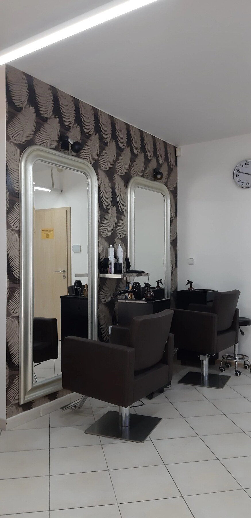 Kadeřnická pracoviště se zrcadly v salonu The Best Hair