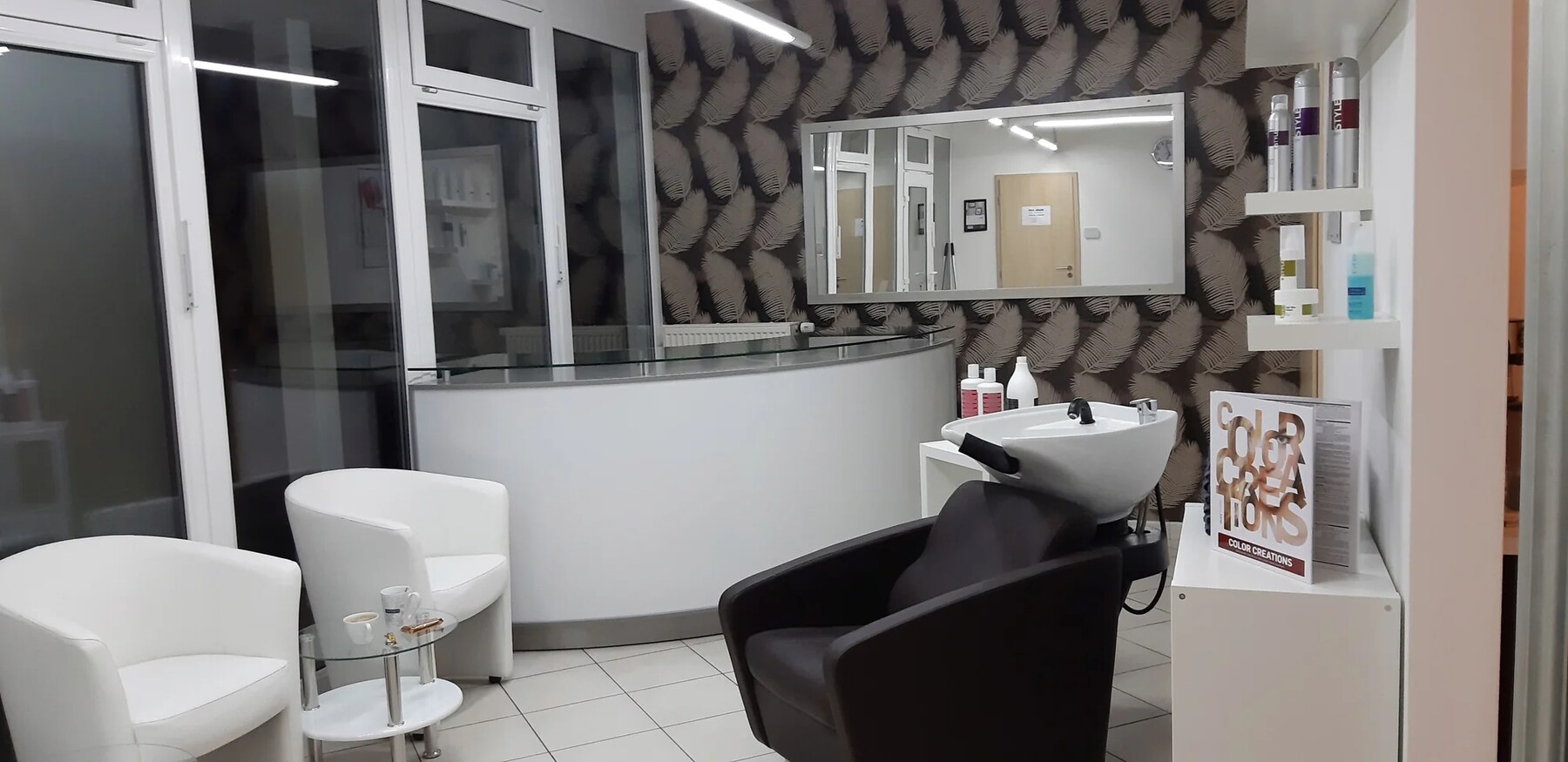 Interiér salonu s mycím boxem a recepcí